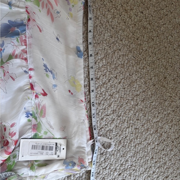 🔥SALE Lauren ralph Lauren floral Skirt
Size 10 not 2
Just be careful! - Picture 7 of 7